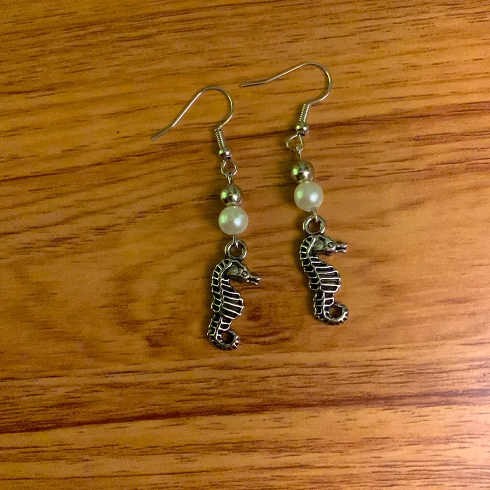 Pearl seahorse earrings! Dangling earrings. 🌊